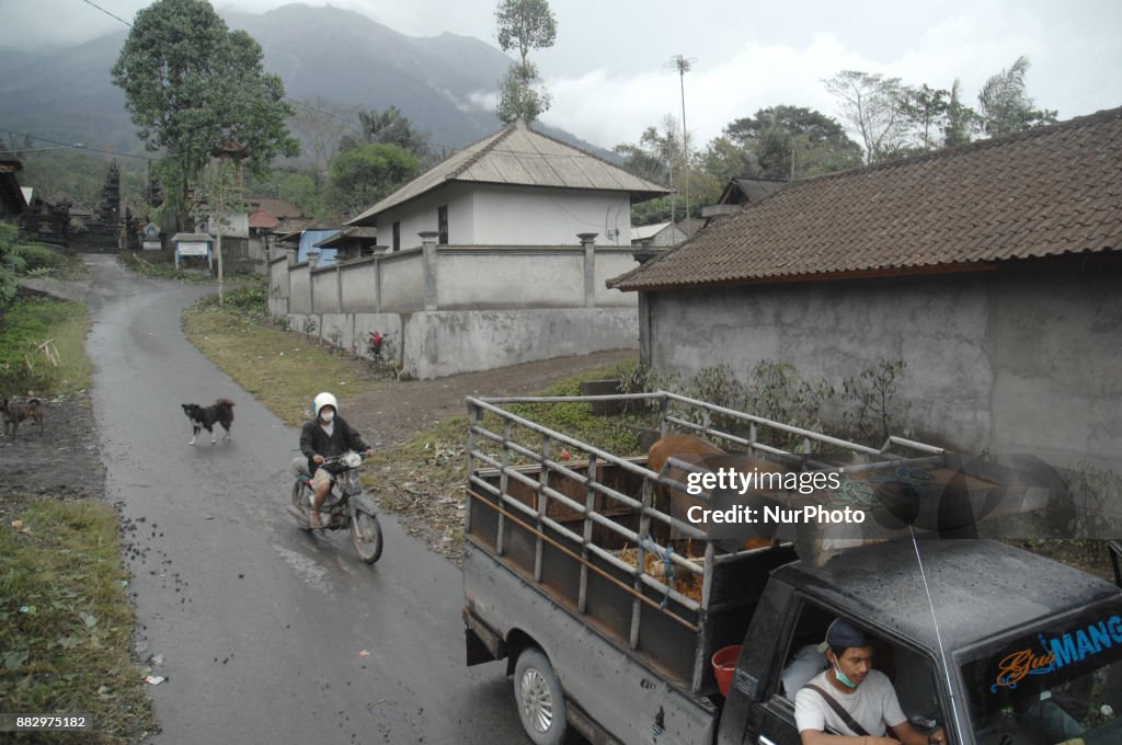 Activity residents of Mount Agung who are reluctant to evacuate