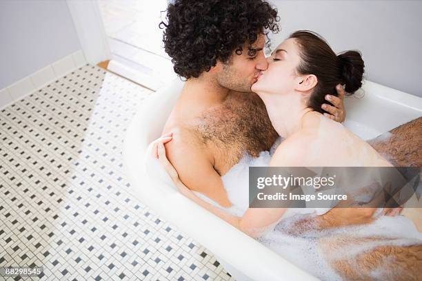 couple kissing in the bath - couple bathtub photos et images de collection