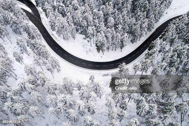 straße durch den winterlichen wald - taunusgebirge stock-fotos und bilder