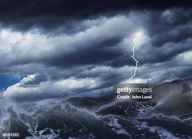 lightning striking over water - thinder photos et images de collection