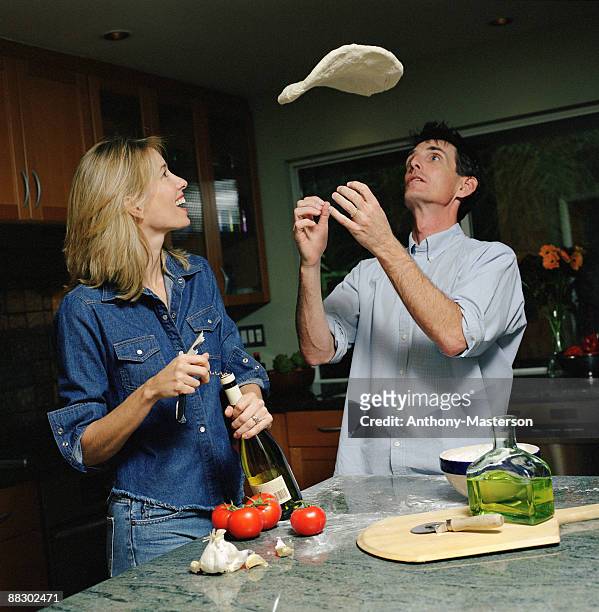 couple preparing pizza - pizza toss foto e immagini stock