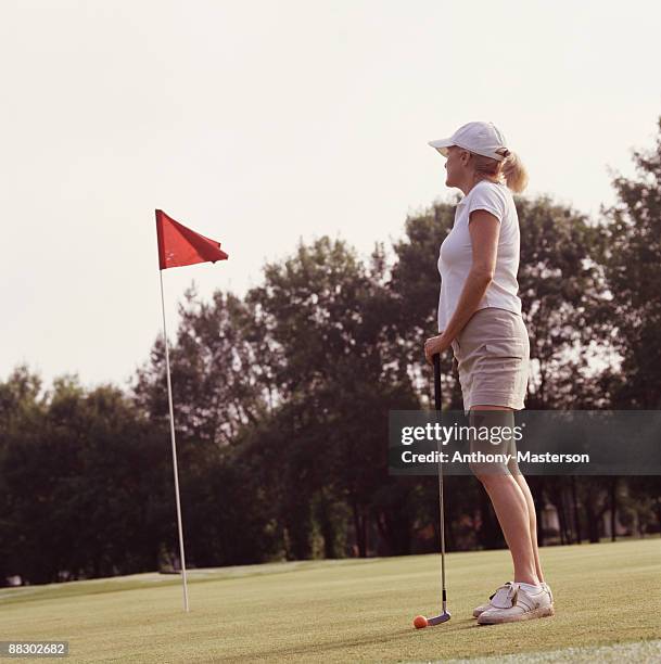 woman golfer on golf course - anthony masterson stock-fotos und bilder