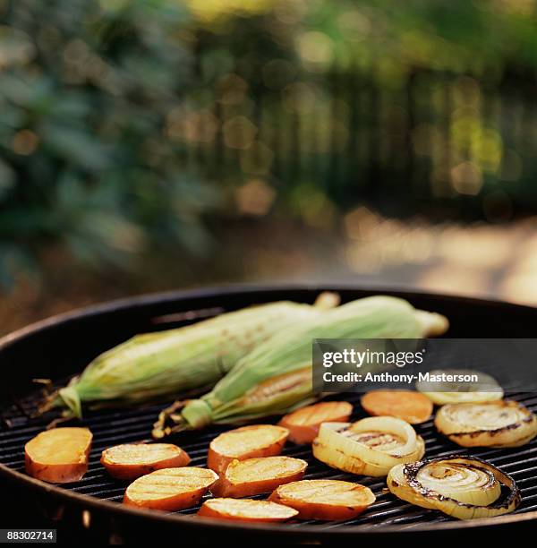 sweet corn , yams and onions on grill - anthony masterson stock-fotos und bilder