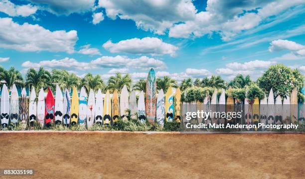 retro version 1 full pano clean good vibrations - beach fence stock-fotos und bilder