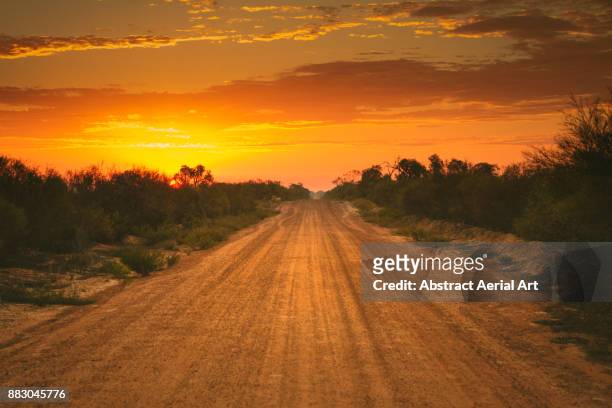 outback road in australia - wüstenstraße stock-fotos und bilder