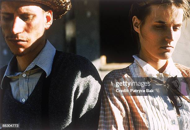 couple sitting side by side - amish photos et images de collection