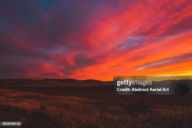 colours of the evening (4) - australian outback landscape stockfoto's en -beelden