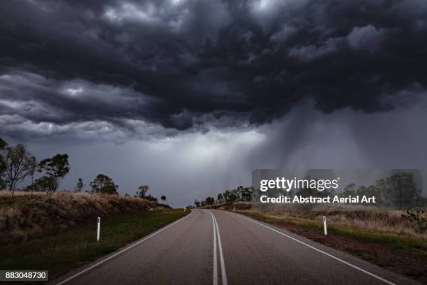 moody skies await - céu tempestuoso imagens e fotografias de stock