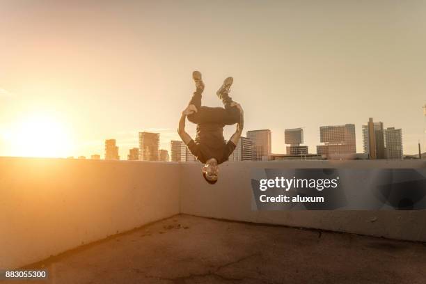 man tränar parkour i staden barcelona katalonien spanien - stunt performer bildbanksfoton och bilder