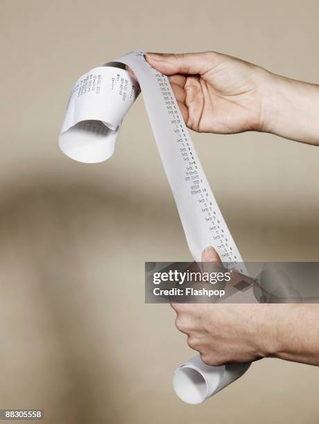 hands with receipt - reçu photos et images de collection