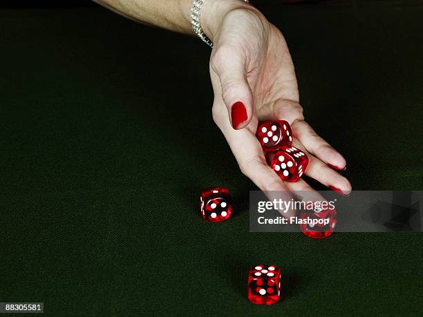 woman rolling dice - kansspel stockfoto's en -beelden