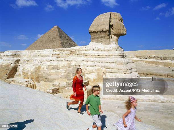 mother with children visiting the great sphinx - cairo stock pictures, royalty-free photos & images