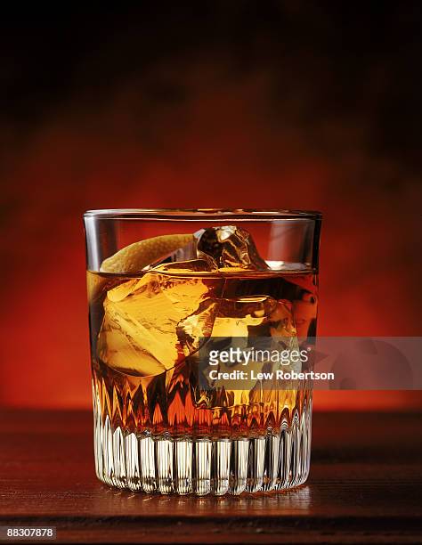 whiskey on the rocks - bourbon whisky stockfoto's en -beelden