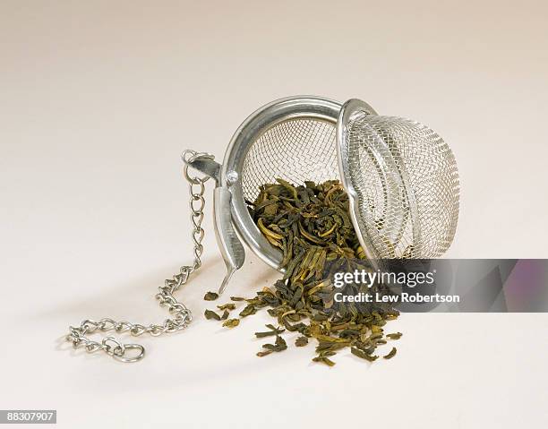 loose tea leaves - teesieb stock-fotos und bilder