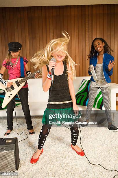 pre-teen girl rock band - rockband stockfoto's en -beelden