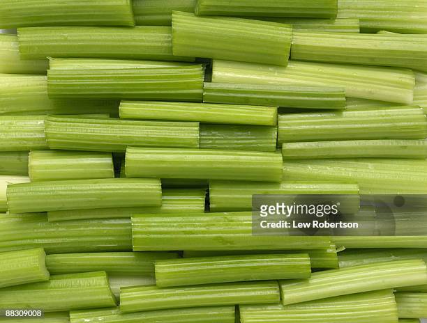 celery sticks - bleekselderij stockfoto's en -beelden