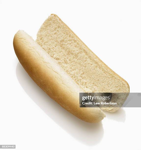 empty hot dog bun - panecillo de perrito caliente fotografías e imágenes de stock