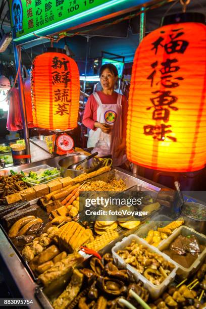 taipei chinese lanterns local delicacies night market food stall taiwan - taipei market stock pictures, royalty-free photos & images