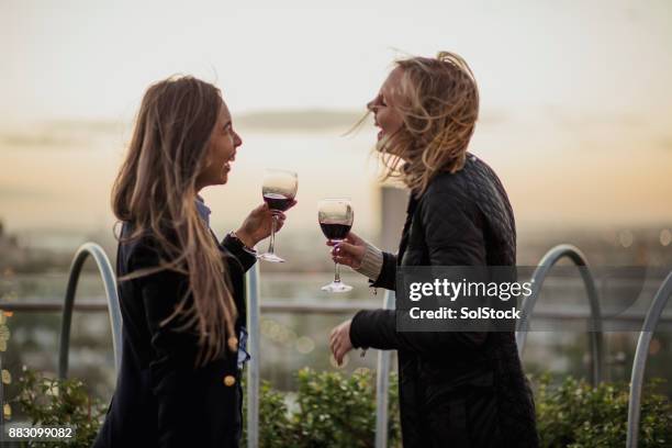 ¡salud! - melbourne australia fotografías e imágenes de stock