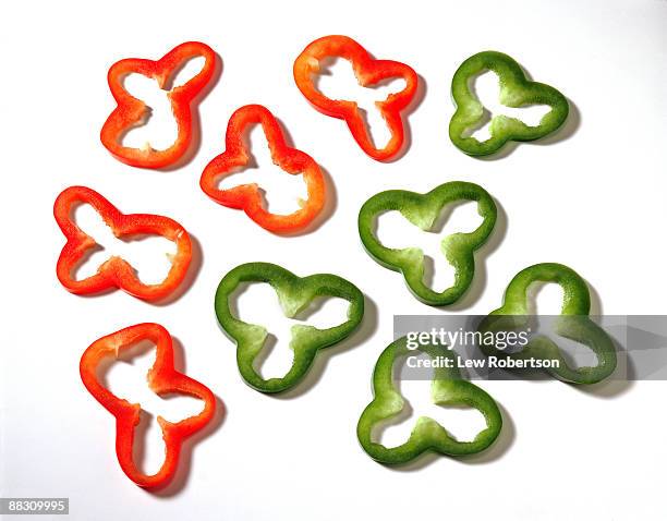 red and green bell pepper rings - poivron photos et images de collection