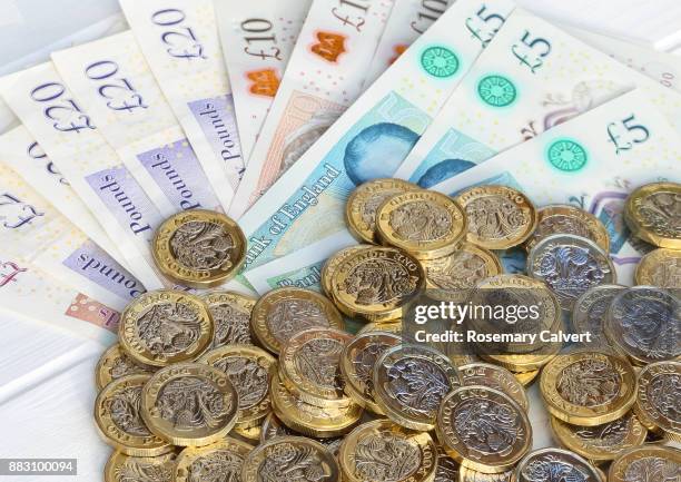 one pound coins and pound notes, £5, £10, £20 & £50 - uk cash stock pictures, royalty-free photos & images