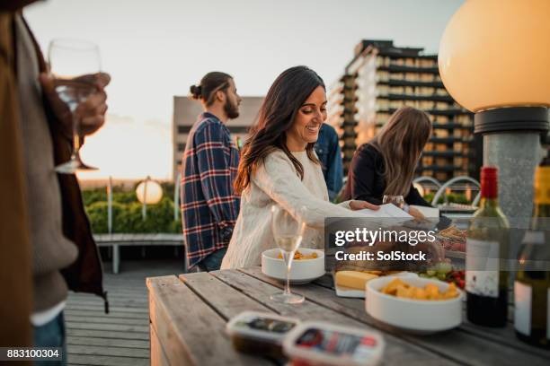 picking up party essen - melbourne food stock-fotos und bilder