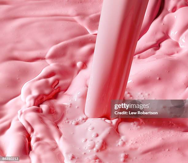 strawberry milk pour - batido de fresa fotografías e imágenes de stock