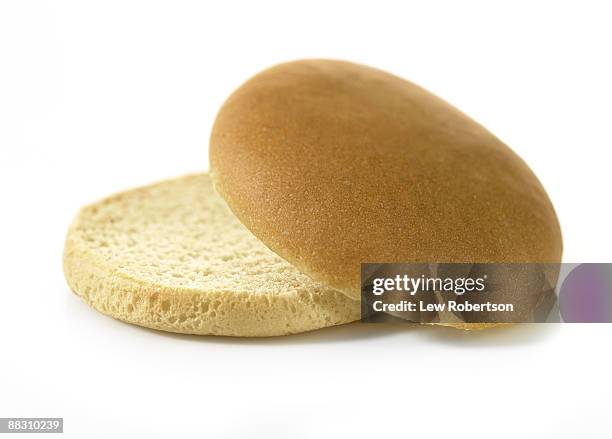 empty hamburger bun - brötchen freisteller stock-fotos und bilder