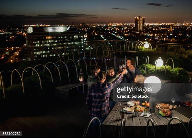 op het dak partij na het donker - melbourne city at night stockfoto's en -beelden