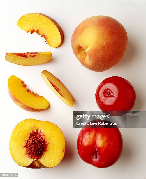 plums and peaches - aliment-en-portion photos et images de collection