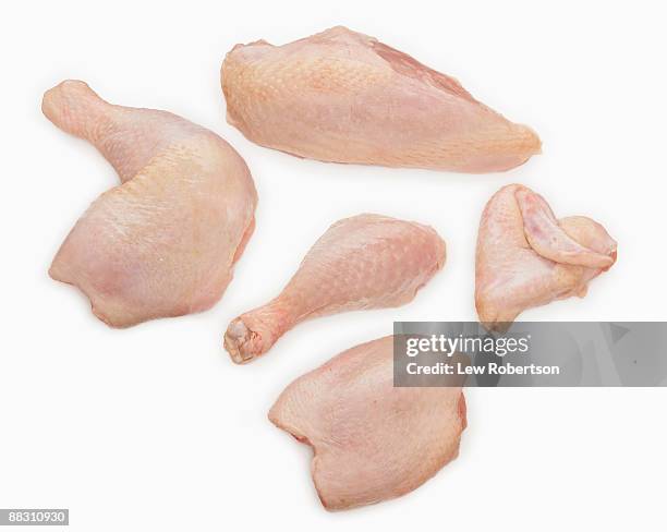raw chicken pieces - hühnchenunterschenkel stock-fotos und bilder