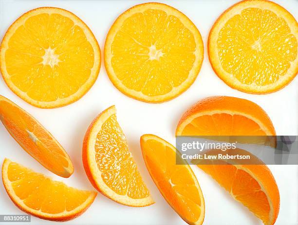 orange slices - sinaasappel stockfoto's en -beelden