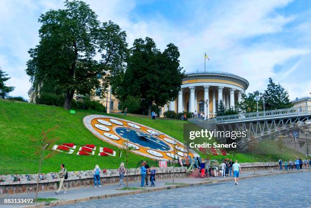 flower clock in independence square, kiev, ukraine - revolution fort lauderdale stock pictures, royalty-free photos & images