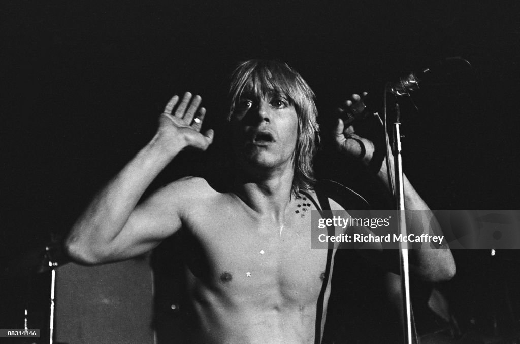 Iggy Pop Performs Live