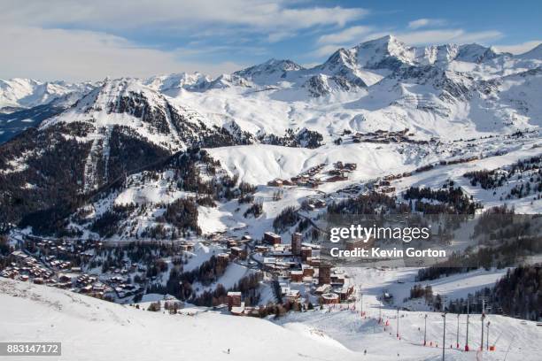 ski resort and mountain - bourg saint maurice fotografías e imágenes de stock