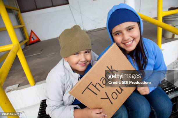 jugendliche ausreißer sind dankbar für hilfe - homeless child stock-fotos und bilder