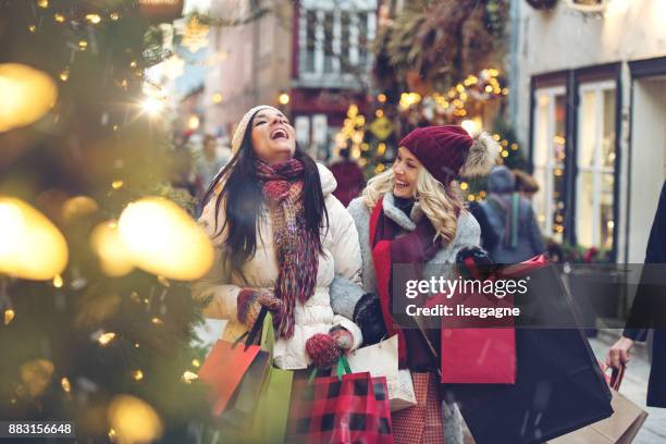 het winkelen van kerstmis - retail stockfoto's en -beelden