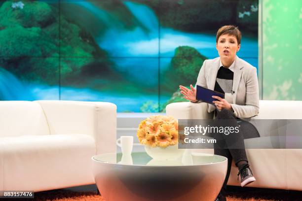talk show de la réception - animateur télé photos et images de collection