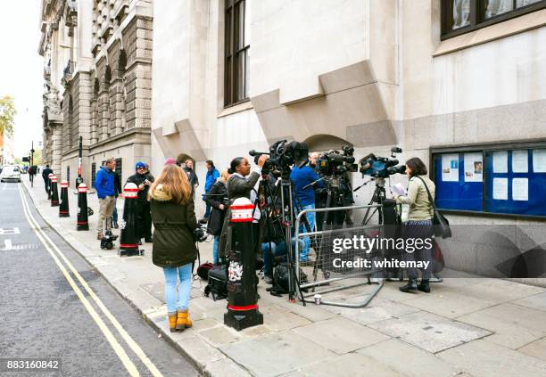 觀景窗乘員組在老貝利法院外面, 倫敦 - london court 個照片及圖片檔