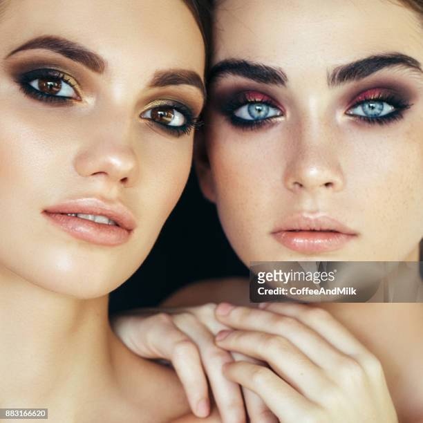 ritratto di due donne fresche e adorabili - eyeshadow foto e immagini stock