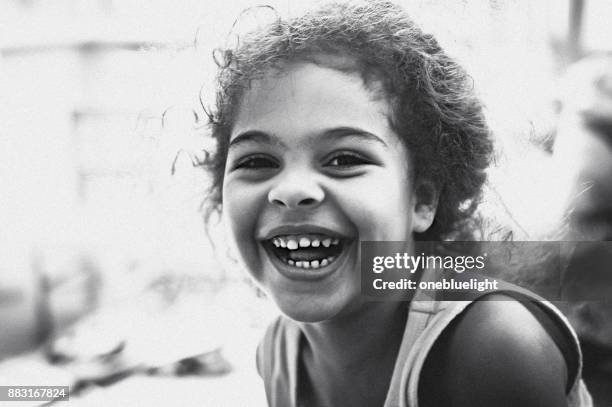 retrato de un niño extático - onebluelight fotografías e imágenes de stock