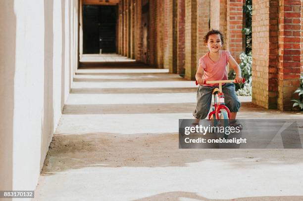 criança (4-5) equitação equilíbrio bicicleta. - onebluelight - fotografias e filmes do acervo