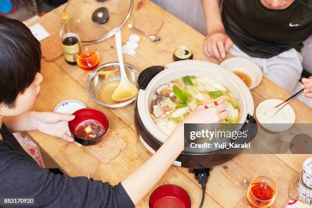 nabe abendessen zwischen den beiden jungen japanischen neuvermählten - hot pots stock-fotos und bilder