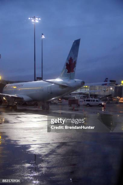 foggy tarmac - yvr airport stock pictures, royalty-free photos & images
