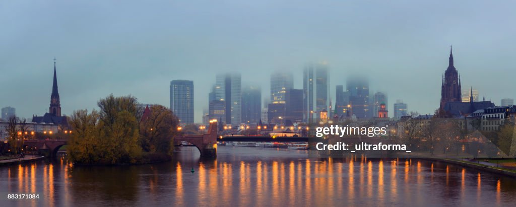 Vista panorámica del horizonte de Frankfurt am Main iluminado con Alte Brucke y el Dom en la oscuridad