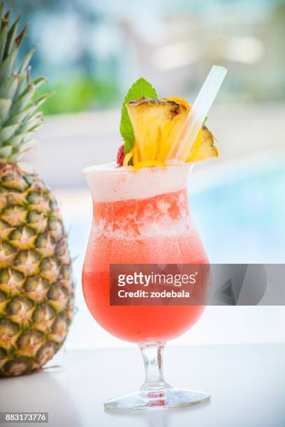 cocktail pina colada - cocktail fruits stockfoto's en -beelden