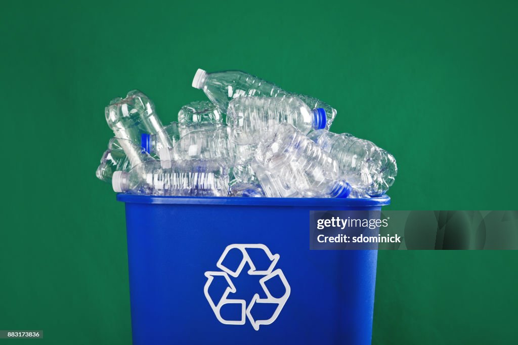 Gefüllte Recyclingbehälter