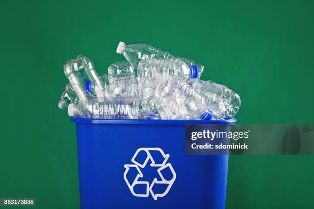 gevulde recycling bin - bottle stockfoto's en -beelden