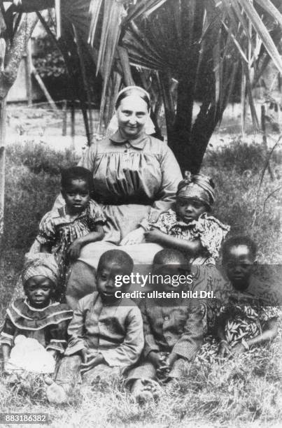 Evangelische Missionsschwester mit eingeborenen Kindern in Deutsch-Togo .