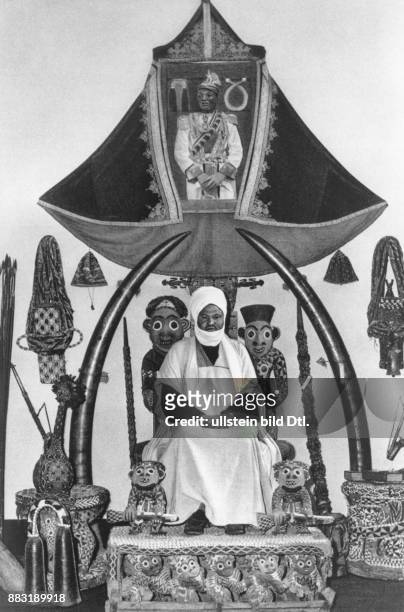 Sultan Seidou Njoja von Bamum auf dem Thron seines Vaters. Deutsche Kolonien/ Kamerun